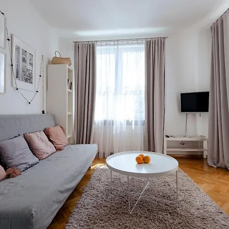 Gagarina 12: Spacious With Large Balcony Near łazienki Park *
