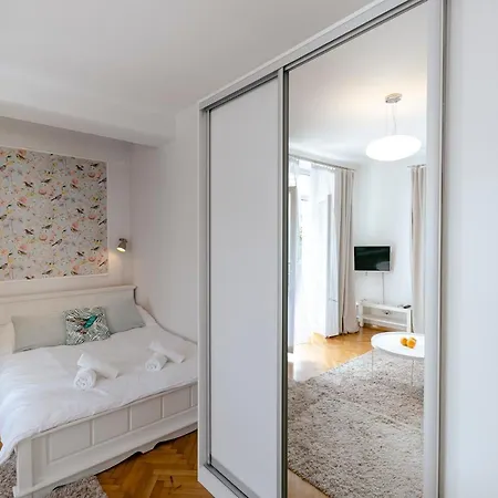 Gagarina 12 - Piekny Apartament Przy Lazienkach Krolewskich - Duze Lozko 160x200cm - Bardzo Duzy Balkon - Wifi - Telewizja Kablowa - Bezplatna Strefa Parkowania - Better *