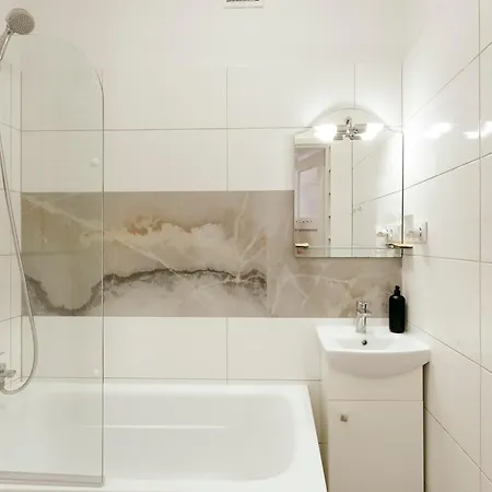 Gagarina 12 - Piekny Apartament Przy Lazienkach Krolewskich - Duze Lozko 160x200cm - Bardzo Duzy Balkon - Wifi - Telewizja Kablowa - Bezplatna Strefa Parkowania - Better *