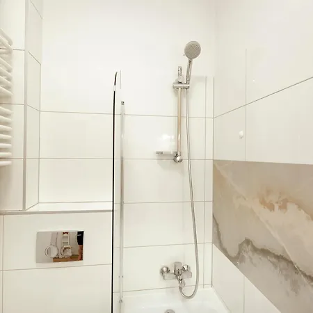 Apartment Gagarina 12 - Piekny Apartament Przy Lazienkach Krolewskich - Duze Lozko 160x200cm - Bardzo Duzy Balkon - Wifi - Telewizja Kablowa - Bezplatna Strefa Parkowania - Better