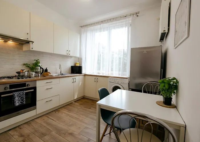 Gagarina 12 - Piekny Apartament Przy Lazienkach Krolewskich - Duze Lozko 160x200cm - Bardzo Duzy Balkon - Wifi - Telewizja Kablowa - Bezplatna Strefa Parkowania - Better شقة وارسو