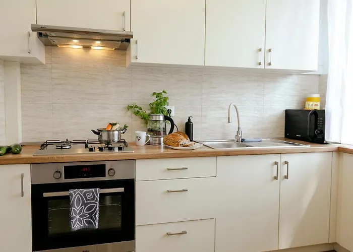 Gagarina 12 - Piekny Apartament Przy Lazienkach Krolewskich - Duze Lozko 160x200cm - Bardzo Duzy Balkon - Wifi - Telewizja Kablowa - Bezplatna Strefa Parkowania - Better شقة وارسو