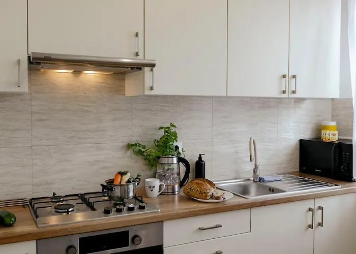 Gagarina 12 - Piekny Apartament Przy Lazienkach Krolewskich - Duze Lozko 160x200cm - Bardzo Duzy Balkon - Wifi - Telewizja Kablowa - Bezplatna Strefa Parkowania - Better