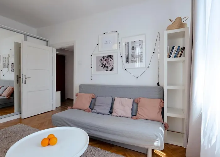 شقة Gagarina 12 - Piekny Apartament Przy Lazienkach Krolewskich - Duze Lozko 160x200cm - Bardzo Duzy Balkon - Wifi - Telewizja Kablowa - Bezplatna Strefa Parkowania - Better *