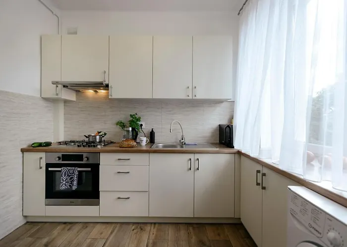 شقة Gagarina 12 - Piekny Apartament Przy Lazienkach Krolewskich - Duze Lozko 160x200cm - Bardzo Duzy Balkon - Wifi - Telewizja Kablowa - Bezplatna Strefa Parkowania - Better *