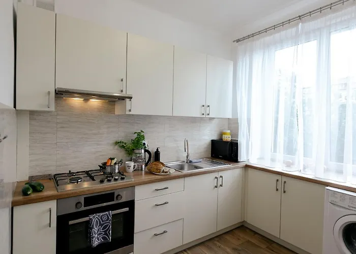 شقة Gagarina 12 - Piekny Apartament Przy Lazienkach Krolewskich - Duze Lozko 160x200cm - Bardzo Duzy Balkon - Wifi - Telewizja Kablowa - Bezplatna Strefa Parkowania - Better