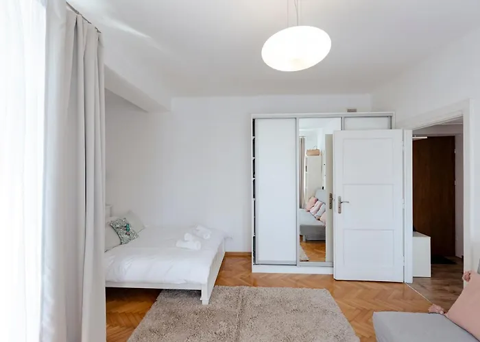 Gagarina 12 - Piekny Apartament Przy Lazienkach Krolewskich - Duze Lozko 160x200cm - Bardzo Duzy Balkon - Wifi - Telewizja Kablowa - Bezplatna Strefa Parkowania - Better Lejlighed *