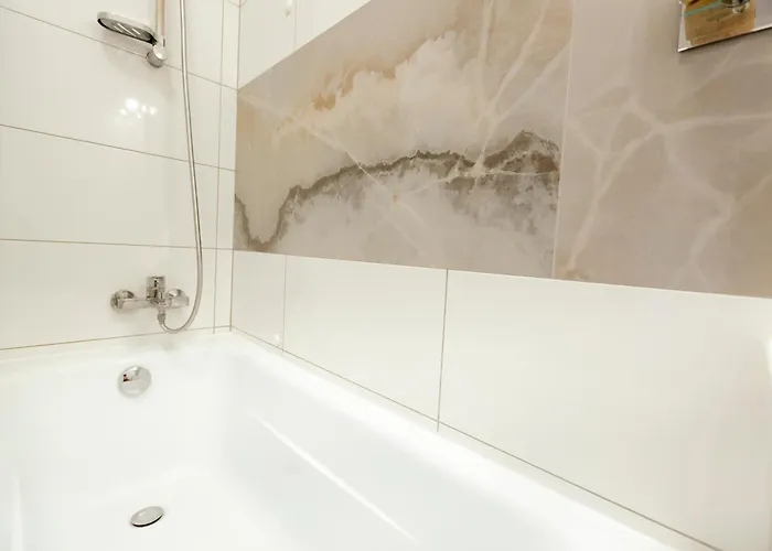 Gagarina 12 - Piekny Apartament Przy Lazienkach Krolewskich - Duze Lozko 160x200cm - Bardzo Duzy Balkon - Wifi - Telewizja Kablowa - Bezplatna Strefa Parkowania - Better شقة *