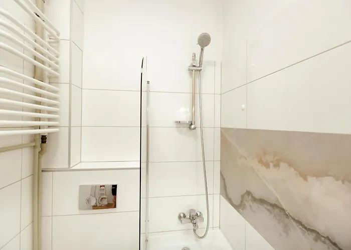 شقة Gagarina 12 - Piekny Apartament Przy Lazienkach Krolewskich - Duze Lozko 160x200cm - Bardzo Duzy Balkon - Wifi - Telewizja Kablowa - Bezplatna Strefa Parkowania - Better