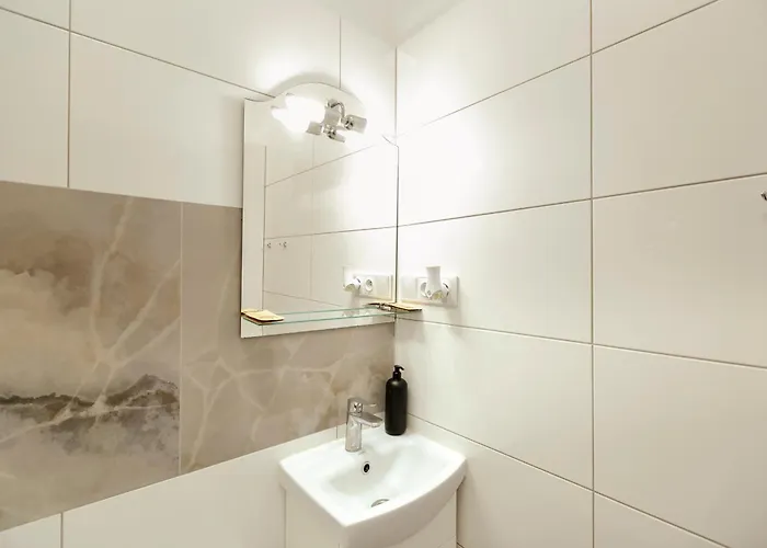 Gagarina 12 - Piekny Apartament Przy Lazienkach Krolewskich - Duze Lozko 160x200cm - Bardzo Duzy Balkon - Wifi - Telewizja Kablowa - Bezplatna Strefa Parkowania - Better * وارسو