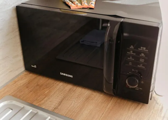 شقة Gagarina 12 - Piekny Apartament Przy Lazienkach Krolewskich - Duze Lozko 160x200cm - Bardzo Duzy Balkon - Wifi - Telewizja Kablowa - Bezplatna Strefa Parkowania - Better