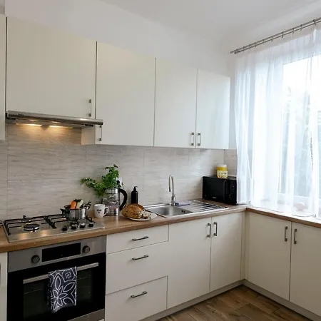 Apartament Gagarina 12 - Piekny Apartament Przy Lazienkach Krolewskich - Duze Lozko 160x200cm - Bardzo Duzy Balkon - Wifi - Telewizja Kablowa - Bezplatna Strefa Parkowania - Better