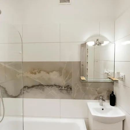 Gagarina 12 - Piekny Apartament Przy Lazienkach Krolewskich - Duze Lozko 160x200cm - Bardzo Duzy Balkon - Wifi - Telewizja Kablowa - Bezplatna Strefa Parkowania - Better * Varsovia